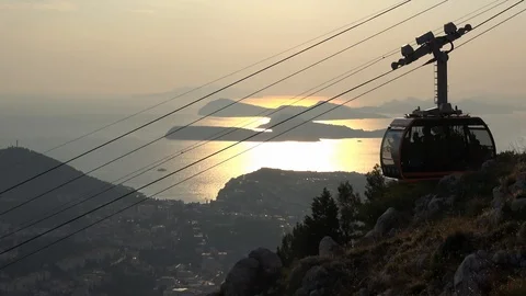 4K. Dubrovnik cable car is going up while the sun is hiding. Croatia Vídeos de archivo 100673527