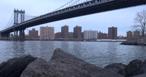 4K - Dumbo Beach. View of the East River Under the Manhattan Bridge Vidéo 48940107