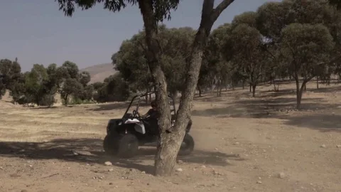 4K Dune buggy Drifting round a tree in slow motion 스톡 동영상 70312388