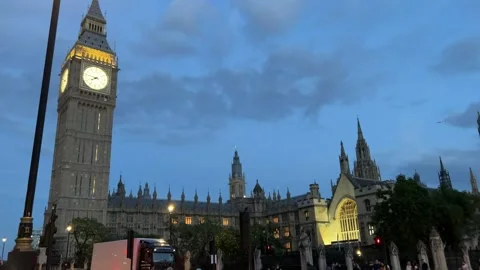 4K dusk view big ben and house of parliament Stock Footage 250180233