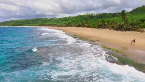 4K Dynamic Drone Footage Over Puerto Rico Beach – Couple Walking Tropical Vidéo 301727184