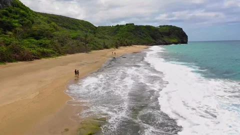 4K Dynamic Drone Footage Over Puerto Rico Beach - People Walking Cloudy Day Vidéo 301732235
