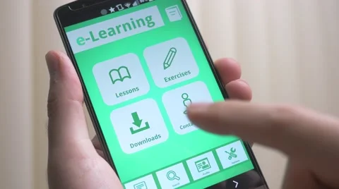 4K e-Learning Downloads on Smartphone Mobile App Stockbeeldmateriaal 64448835