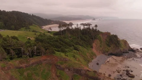 4K Ecola State Park Push Over Lush Green Cliffside Towards Cannon Beach Video stock 111118064