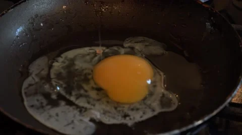 4k egg in pan Video stock 45722681