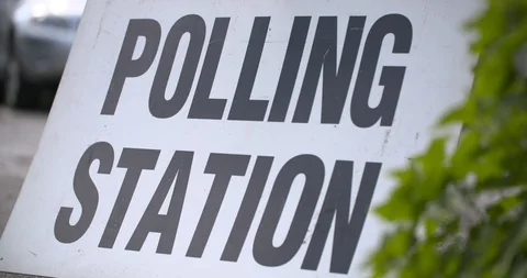 4k election day UK: Tracking shot with focus pull to polling station sign Vídeos de archivo 89815943