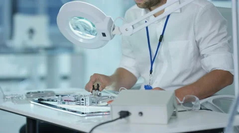 4K Electronics engineer working in the lab checking circuitry &amp; microchips Vidéo 67939545