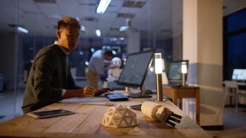 4K Electronics engineers building automated robot using 3D printed components Vídeos de archivo 73851734