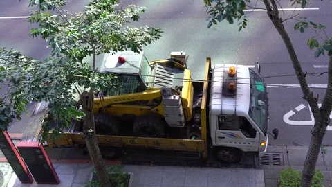 4K Elevated view of fork lift truck get off a truck for construction of road-Dan 動画素材 91801353