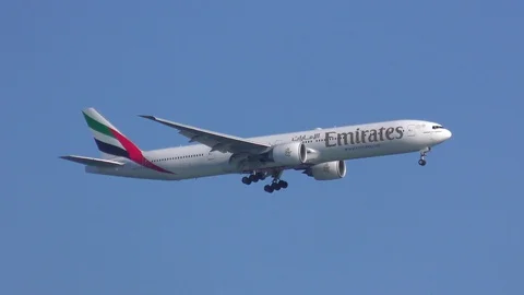 4K Emirates Airline Boeing 777 plane arrives for landing, sound Stock Footage 102734078