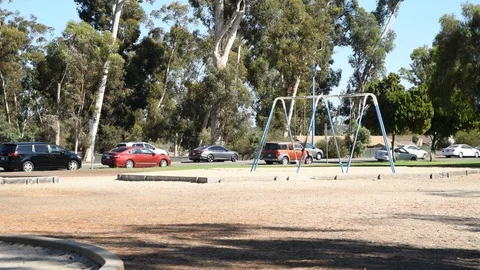 4K Empty Swing Set in San Diego Balboa Park on a Summer Day Stockbeeldmateriaal 94889646