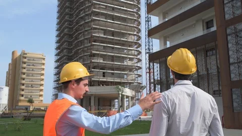 4K engineer confronting worker on building site Stock Footage 92296524