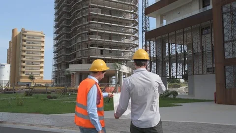 4K engineer confronting worker on building site Stock Footage 92296574