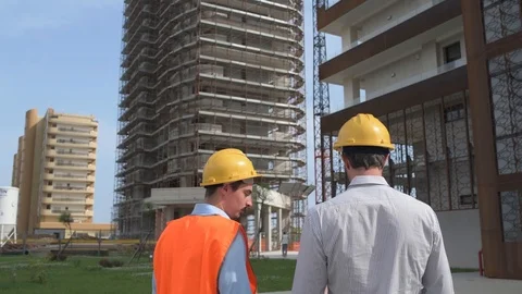 4K engineer confronting worker on building site Stock Footage 92296983