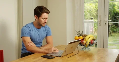 4K Entrepreneur working on computer at home, trying to solve a business problem Stockbeeldmateriaal 80455138