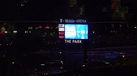 4K ES: Traffic Flows Along I-15 Through the Heart of Las Vegas Vidéo 64561289