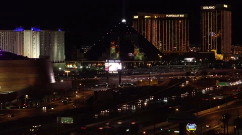4K ES: Traffic Flows Along I-15 Through the Heart of Las Vegas Vidéo 64563794