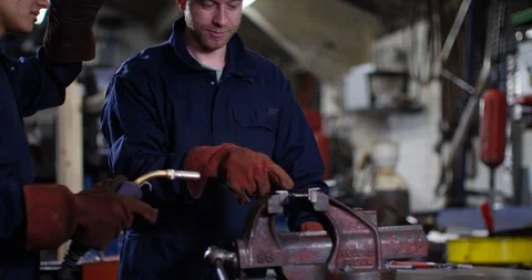 4K Experienced welder giving training &amp; supervision to young apprentice Video stock 113099719