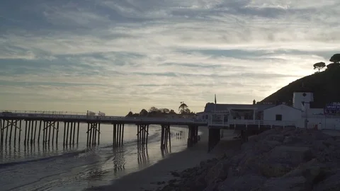4K EXT DAWN static Malibu beach with a pier 動画素材 73115510