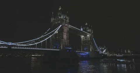 4K EXT NIGHT establish shot Tower Bridge in London Stock Footage 72305519