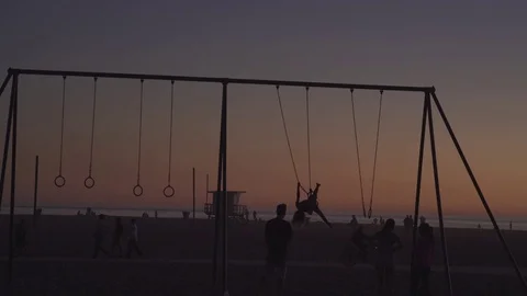 4K EXT NIGHT static Venice beach while sunset with climbing frame and childern 動画素材 73110162