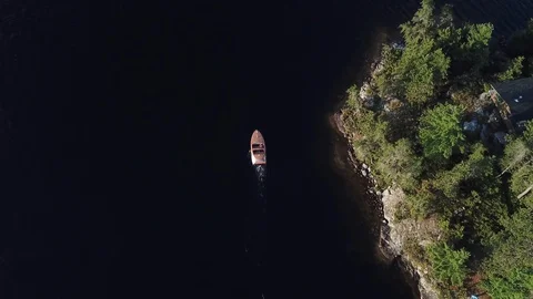 4K EXTREME HIGH ANGLE OF LUXURY SPEEDBOAT CRUSING LAKE SUPERIOR IN SLOW MOTION Stock-Footage 110774445