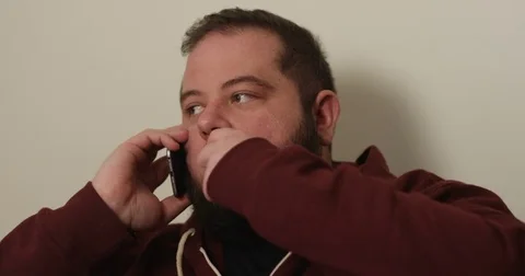 4K Extrovert overweight man having a disagreement with someone over the phone 스톡 동영상 74308924