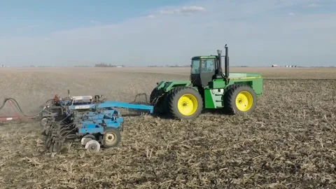 4K Farmer Plowing Farm Fields With Green Tractor Aerial Drone Footage Rural Iowa Vidéo 237408724