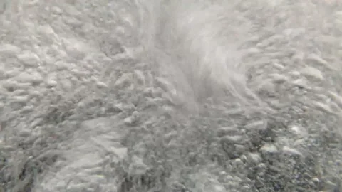 4k Fast air bubbles moving in the water background Vídeo Stock 147995704