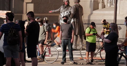 4K FAST PAN TO VANDALIZED STATUES AND COP CARS Video stock 131453890