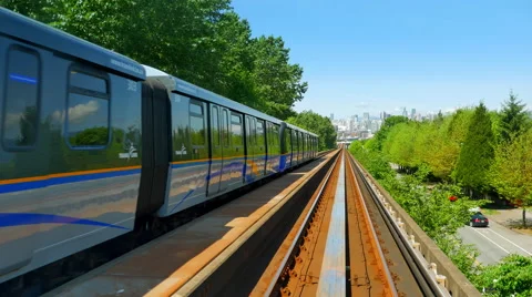 4K Fast Pass-By Skytrain Monorail Transport, Downtown Urban City Travel Stockbeeldmateriaal 66327592