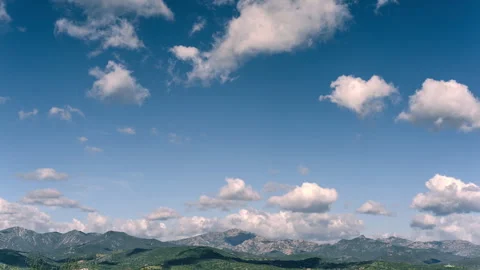4k fast timelapse of a beautiful blue sky with fluffy white clouds on a bri.. Video stock 270545893