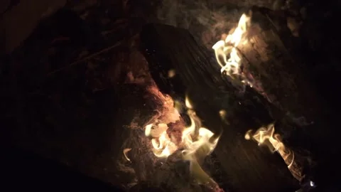 4K Fire Burning Logs 5X Slow Motion 動画素材 147001961