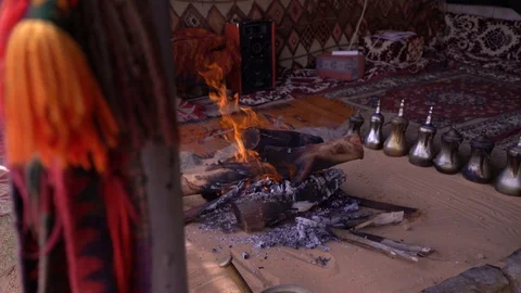 4k fire place inside a tent with a lots of Coffee Dallah Vídeo Stock 110887725