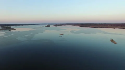 4K. Flight and takeoff over wild lake in early spring on sunset, aerial view. Vídeo Stock 61738707