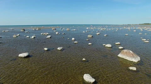 4K. Flight and takeoff over the sea with stones standing in the water. 動画素材 63135179