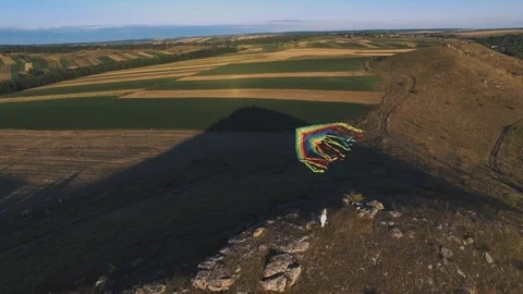 4k.The Flight Over a kites. 2 people on the rock 스톡 동영상 90499574
