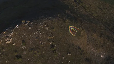 4k.The Flight Over a kites. 2 people on the rock 스톡 동영상 90499632