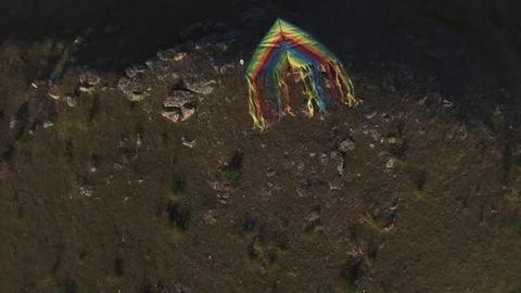4k.The Flight Over a kites. 2 people on the rock 스톡 동영상 90499654