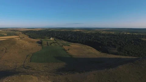 4k.The Flight Over a kites. 2 people on the rock 스톡 동영상 90499669