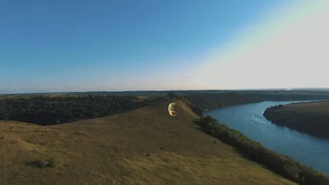 4k.The Flight Over a kites. 2 people on the rock 스톡 동영상 90499686