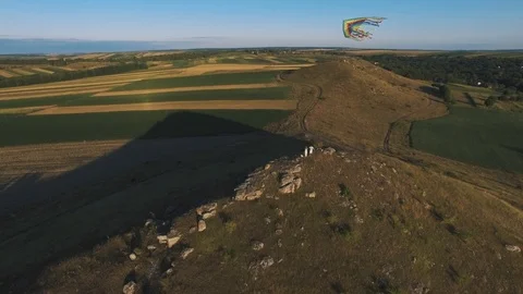 4k.The Flight Over a kites. 2 people on the rock 스톡 동영상 90499715