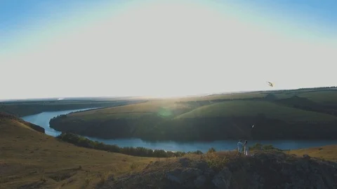 4k.The Flight Over a kites. 2 people on the rock 스톡 동영상 90499744