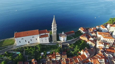 4K. Flight over old city Piran, aerial view, St. George's Parish Church. Vídeo Stock 65808230