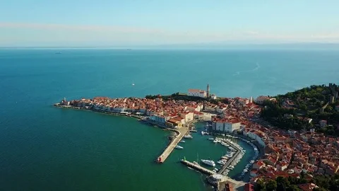 4K. Flight over old city Piran in the morning, aerial panoramic view. Vídeo Stock 78441887