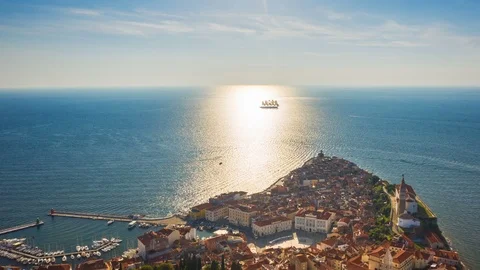 4K. Flight over old city Piran and beautiful sailing ship. Time Lapse at sunset. Vídeo Stock 111433402