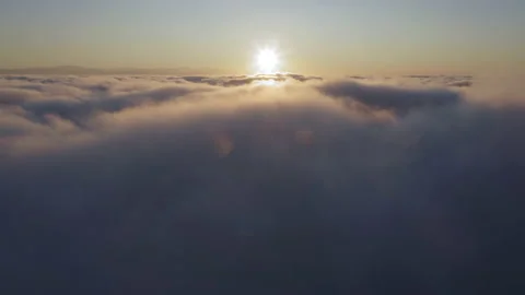 4K of flying back through beautiful golden sunny cloudscape at sunrise 스톡 동영상 135289299