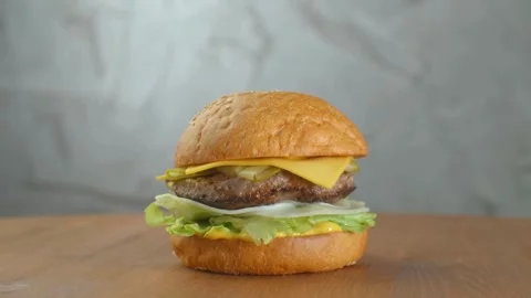4k footage Delicious Beefburger sauce and topped sesame seeds. cooking. Big Vídeo Stock 336579232
