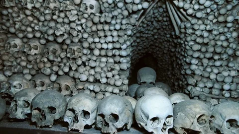 4K footage of Human's bones and skulls in the Ossuary at Kutna Hora church Czech Vidéo 98690341
