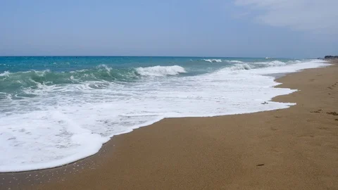 4k Footage of a waves breaking against a beautiful sand beach. Stock Footage 112263289
